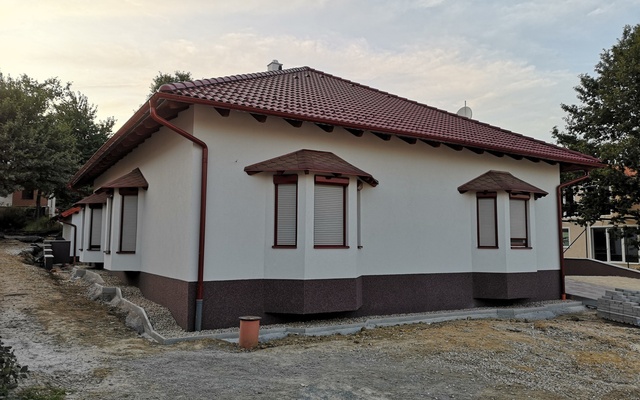 Családi lakóépület generálkivitelezés Sopron Becska és Társai Kft_1_Földmunkák, kőműves, zsaluzási munkák, betonacél szerelés Sopron